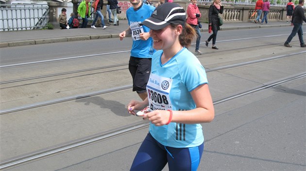 Manel Filip doprovzel Hanku celou trasu maratonu a povzbuzoval ji. V cli pak sklidila jeho obdiv.