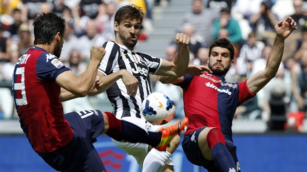 Fernando Llorente z Juventusu Turn v obklen dvuo hr Cagliari. 