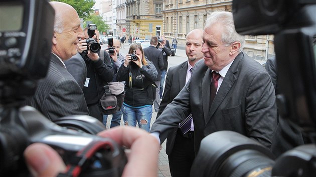 Prezident Miloš Zeman v Plzni. Vystupuje z auta.