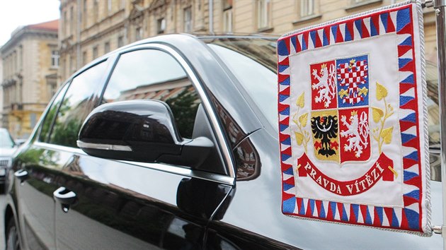 Prezident jezd luxusn kodou Superb. Vozidlo pat do ady Laurin&Klement, kter zahrnuje nejlpe vybaven vozy mladoboleslavsk automobilky.