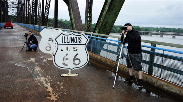 Prvn film Zdeka Jurska o Route 66 natoili reisr Tom Zindler (vlevo) a kameraman Martin Dedek. Na snmku jsou na starm most pes Mississippi.