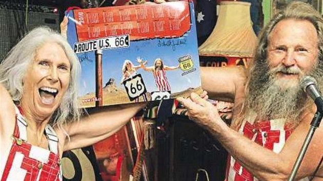 Legendární manželská dvojice Harley (vpravo) a Annabelle Russelovi předvádějí cestujícím na Route 66 originální hudební show.