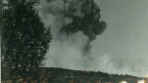 Sloupec dýmu a kouře byl vidět patnáct kilometrů od místa exploze.