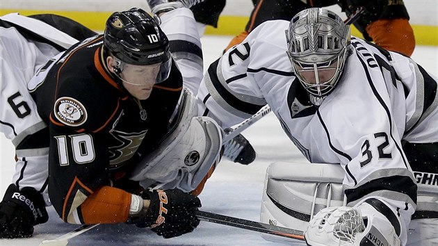 Glman Jonathan Quick z Los Angeles a Corey Perry z Anaheimu hypnotyzuj puk.