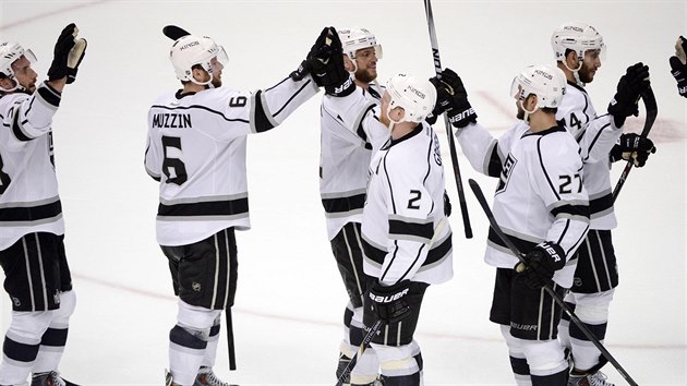 Hokejisté Los Angeles Kings se radují po rozhodující výhe nad Anaheimem.