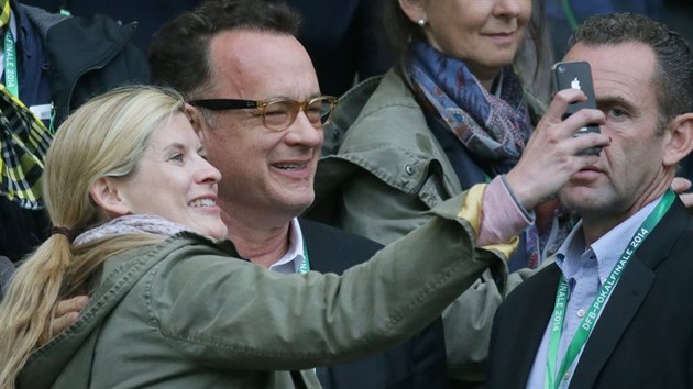Mezi divky, kte sledovali berlnsk finle Nmeckho pohru mezi Bayernem a Dortmundem byl i hollywoodsk herec Tom Hanks.