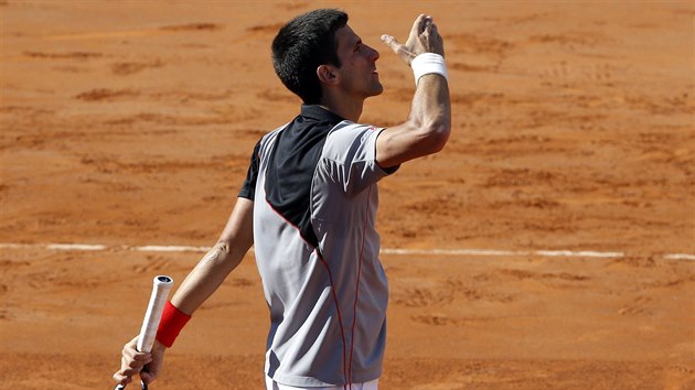 PRO MOJI ZEMI. Novak Djokovi vnoval triumf v ím zaplavenému Balkánu.