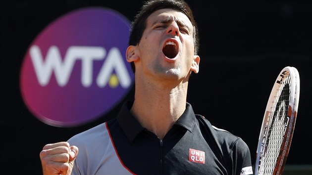Srbsk tenista Novak Djokovi se raduje po vhe ve finle turnaje v m.