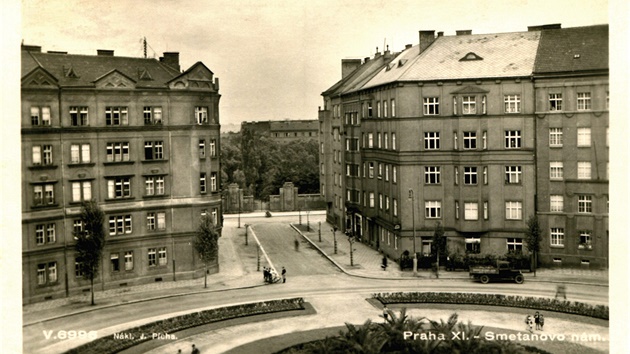 Pohled do Pospíilovy ulice zakonené branou na Starý idovský hbitov. Park