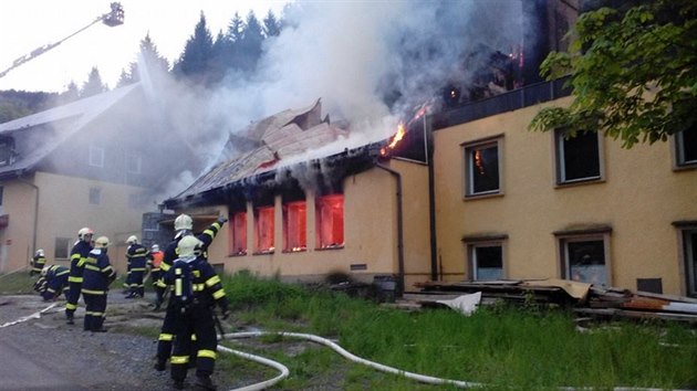 Rozsáhlý poár zachvátil v pondlí ráno rekonstruovaný hotel v Dtichov...