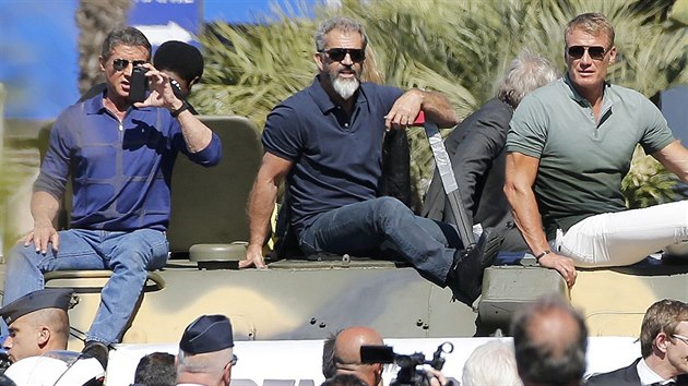 Sylvester Stallone, Mel Gibson a Dolph Lundgren spolen v Cannes