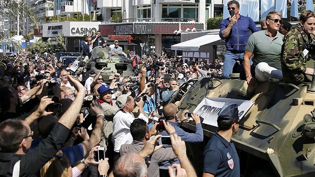 Sylvester Stallone, Dolph Lundgren, Harrison Ford a Jason Statham na obrněném transportéru v Cannes