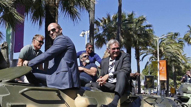 Hrdinové filmu Postradatelní 3 na obrněném transportéru v Cannes