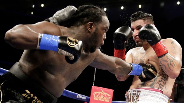 Bermane Stiverne (vlevo) zskal pro Kanadu titul mistra svta tk vhy organizace WBC, americkho soka Chrise Arreolu poslal k zemi v estm kole.