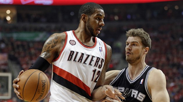 LaMarcus Aldridge (vlevo) z Portlandu unik kolem Tiaga Splittera ze San Antonia.