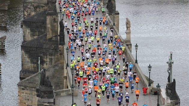 Trasa Pražského maratonu vede i přes Karlův most.