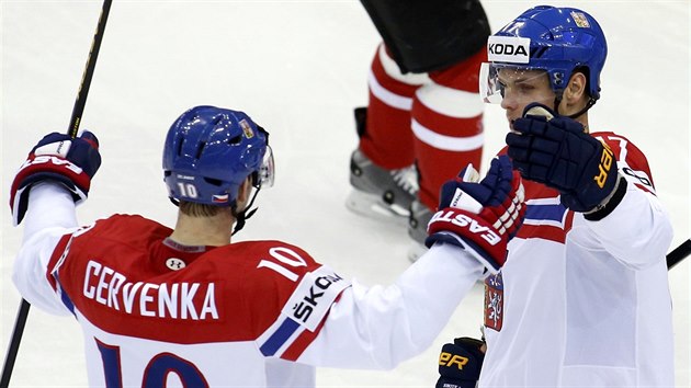 et hokejist Roman ervenka a Vladimr Sobotka slav gl prvnho jmenovanho proti Kanad.