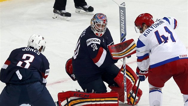 Rusk hokejista Nikolaj Kuljomin se glov prosazuje v duelu se Spojenmi stty.