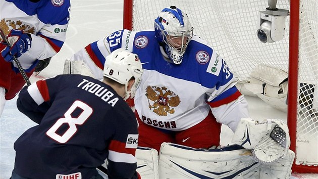 Americk reprezentant Jacob Trouba ped ruskm glmanem Andrejem Vasilevskm.