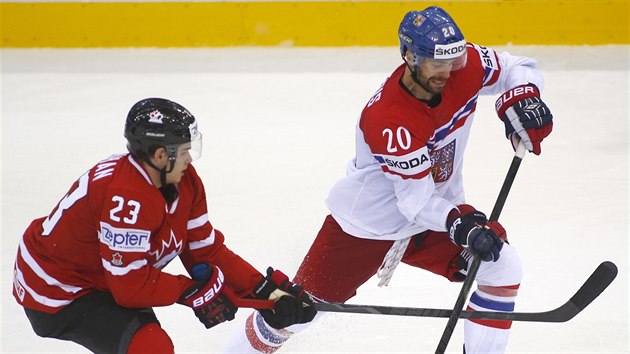eský hokejista Jakub Klepi (vpravo) bojuje se  Seanem Monahanem z Kanady.
