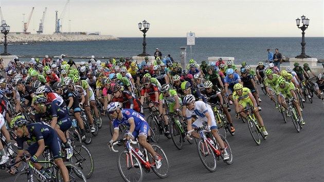 Cyklistick peloton bhem tvrt etapy Giro d' Italia