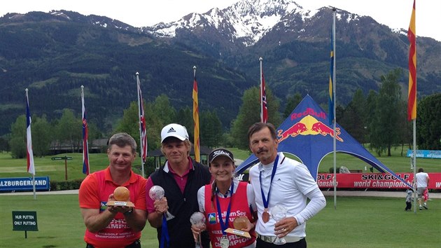 et medailist z MS ve ski&golfu: (zleva) Ji Janda, Petr Kabt, Eva Koeluhov a Josef Novk.