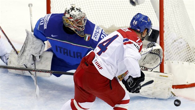 Italsk glman Daniel Belissimo zasahuje proti eskmu tonku Jimu Hudlerovi.