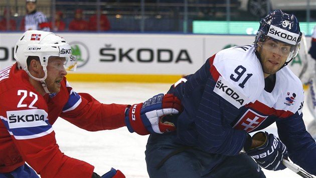 Norsk hokejista Martin Roymark (vlevo) napad Jna Brejka ze Slovenska.