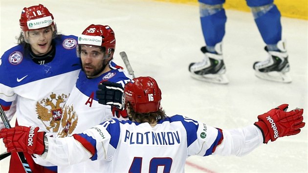 Rut hokejist Sergej Plotnikov, Danis Zaripov a Viktor Tichonov (zprava) slav gl proti Kazachstnu.