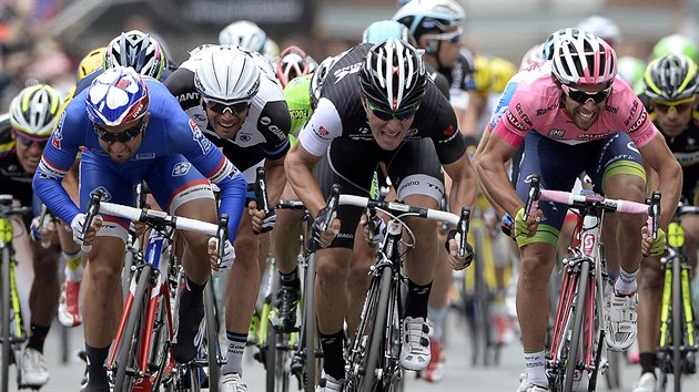 Zvr sedm etapy na Giro d' Italia. Nejrychlejm byl Nacer Bouhanni, mu v modrm.