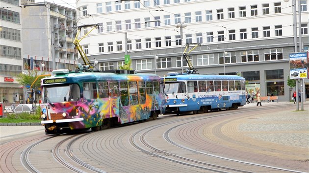 "S tm, co vyrostlo msto obchodnho domu Jetd, se vbec neztotoujeme," vysvtluj mlad writtei, pro na tramvaj nasprejovali mimo jin zbouran dlo architekta Karla Hubka.