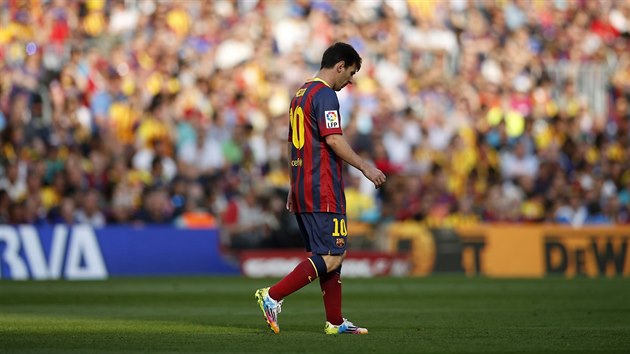 Útočník Barcelony Lionel Messi opouští trávník s vědomím, že katalánský klub ligový titul nezíská.