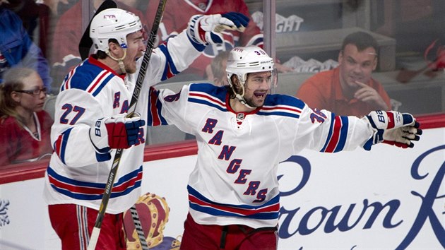 Mats Zuccarello (vpravo) z New Yorku Rangers se prosadil proti Montrealu, blahopeje mu Ryan McDonagh.