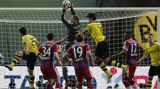 Glman Bayernu Mnichov Manuel Neuer bez problm lapil stelu dortmundskho hre.