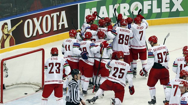 SLVA VTZM. Hokejist Bloruska se raduj z tsnho vtzstv 4:3 proti vcarsku.