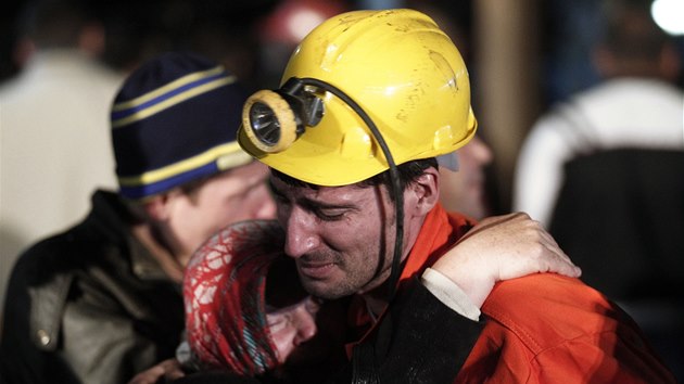 P��buzn� horn�k�, kter� uv�znil v�buch v uheln�m dole na z�pad� Turecka, netrp�liv� �ekaj� p�ed vchodem. N�kte�� se sv�mi bli�n�mi shledaj�, jin� u� ne. 