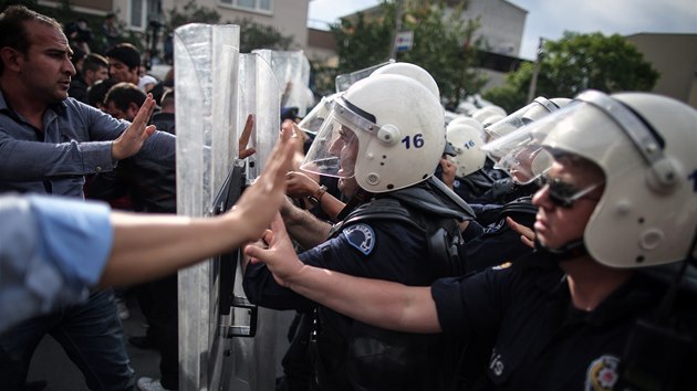 Tureck policie zadruje demonstranty, kte se bou proti vldnm krokm po dlnm netst v Som. 