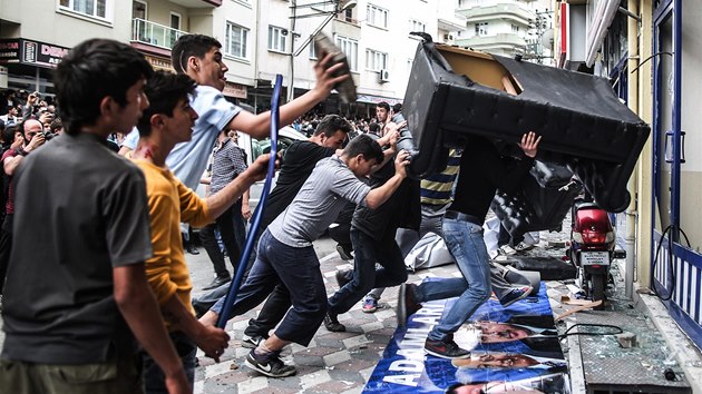 Demonstranti ni kancel vldn partaje, kterou vin ze zodpovdnosti za smrt hornk v Som. 