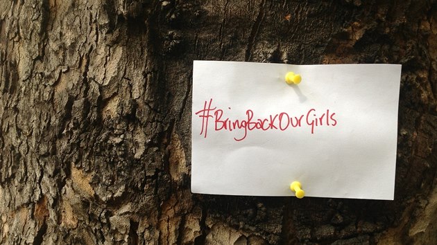 Lsteek s hashtagem #bringbackourgirls upozoruje v centru Londna na unesen nigerijsk dvky (9. kvtna 204).