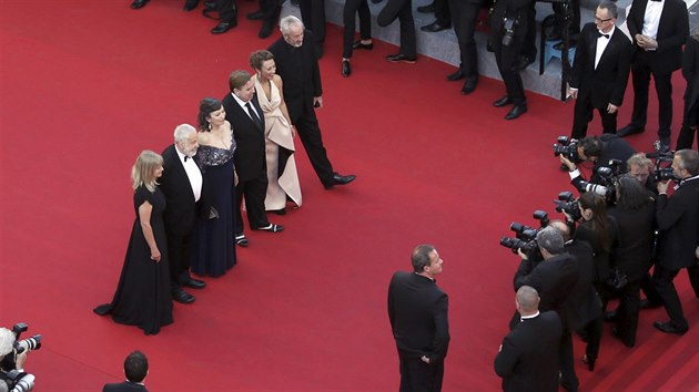 Na červeném koberci v Cannes pózují (zleva)producentka Georgina Lowe, režisér Mike Leigh, herci Marion Bailey, Timothy Spall, Dorothy Atkinsonová a hlavní fotograf Dick Pope (15. května 2014).