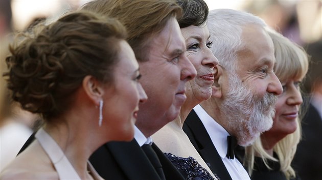 Na červeném koberci v Cannes pózují (zleva)producentka Georgina Lowe, režisér Mike Leigh, herci Marion Bailey, Timothy Spall a Dorothy Atkinsonová (15. května 2014).