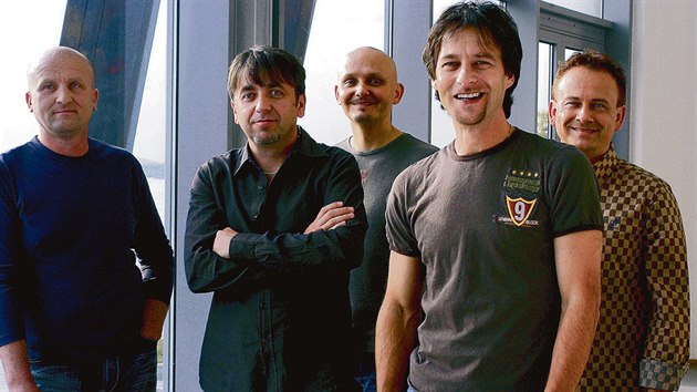 Bubeník kapely Team Ivan Marek (vlevo) podlehl infarktu.
