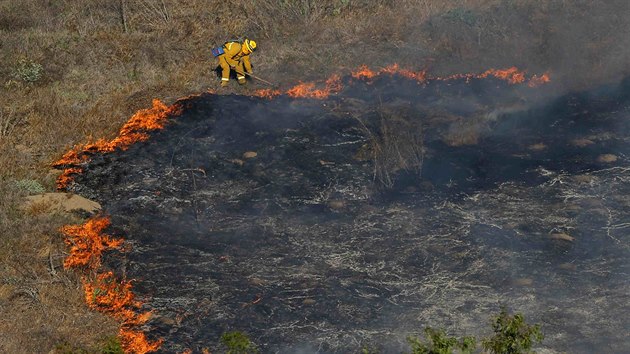 Hasiči bojují s lesními požáry v Kalifornii (13. května 2014).