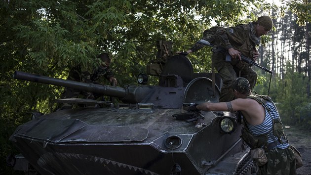 Ukrajint vojci se u Slavjansku chystaj na dal boje se separatisty (18. kvtna 2014).