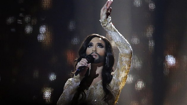 Conchita Wurst zpívá finálovou píseň na Eurovizi v Kodani.
