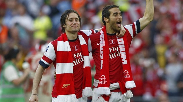 KONEČNĚ TROFEJ! Tomáš Rosický (vlevo) a Mathieu Flamini z Arsenalu si...