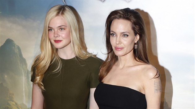Elle Fanningov a Angelina Jolie na pedstaven filmu Zloba - Krlovna ern magie (Pa, 6. kvtna 2014)