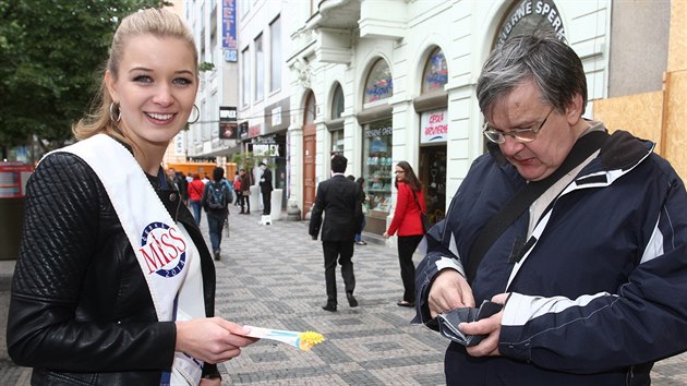 esk Miss 2014 Gabriela Frankov prodvala lut kvty na podporu eskho dne proti rakovin.