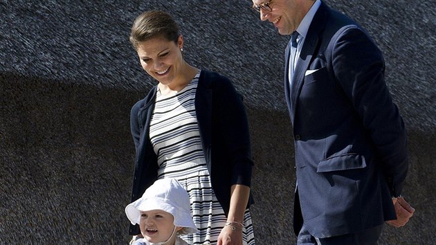 Švédská korunní princezna Victoria, její manžel Daniel  a dcera princezna Estelle (Linköping, 17. května 2014)
