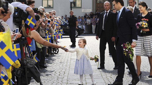Švédská princezna Estelle dostala od fanoušků dárek (Linköping, 17. května 2014).